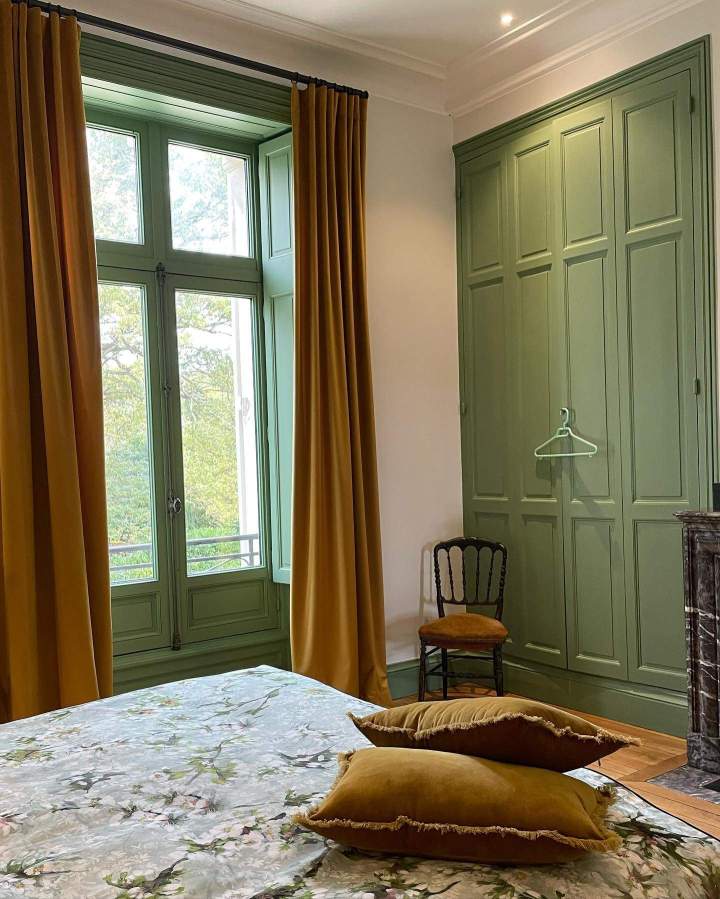 Chaise restaurée et nouveaux rideaux Angers